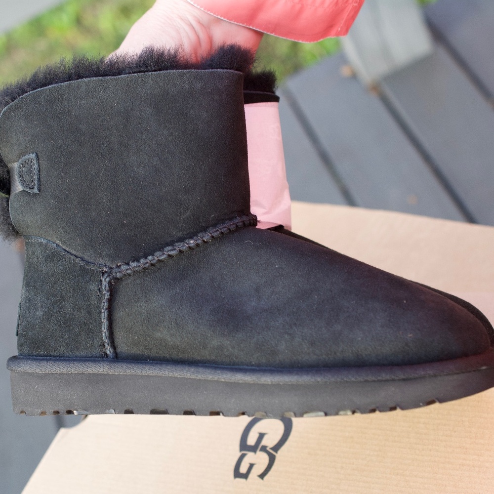 UGG Women's Size 7 MINI BAILEY BOW II / 1016501 - BLACK NEW